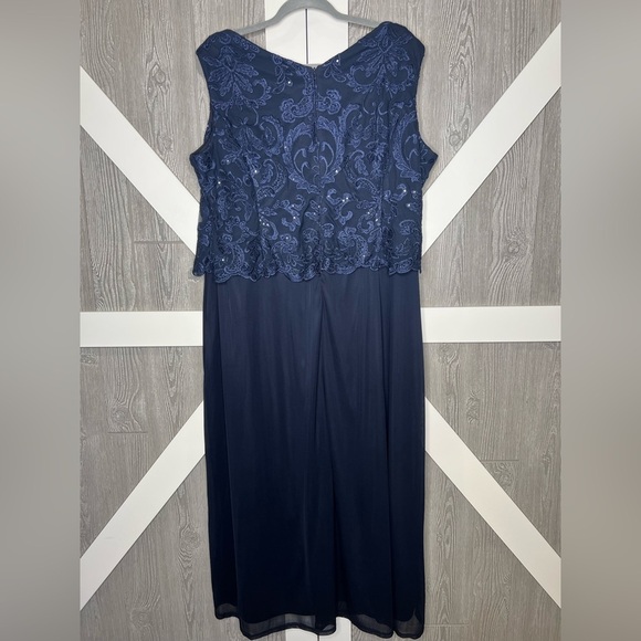 311. Alex Evenings Elegant Navy Blue Lace Evening Dress - Picture 3 of 13